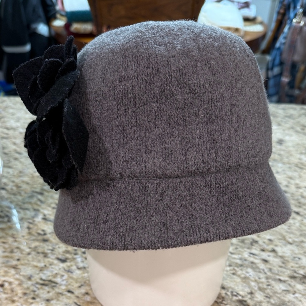 August 1920s Style Wool Flapper Hat Cloche Hat with Flower Appliqué OS